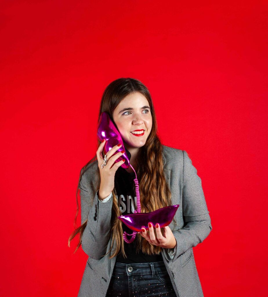 Ana preparada para recibir llamadas en la Agencia Contundente