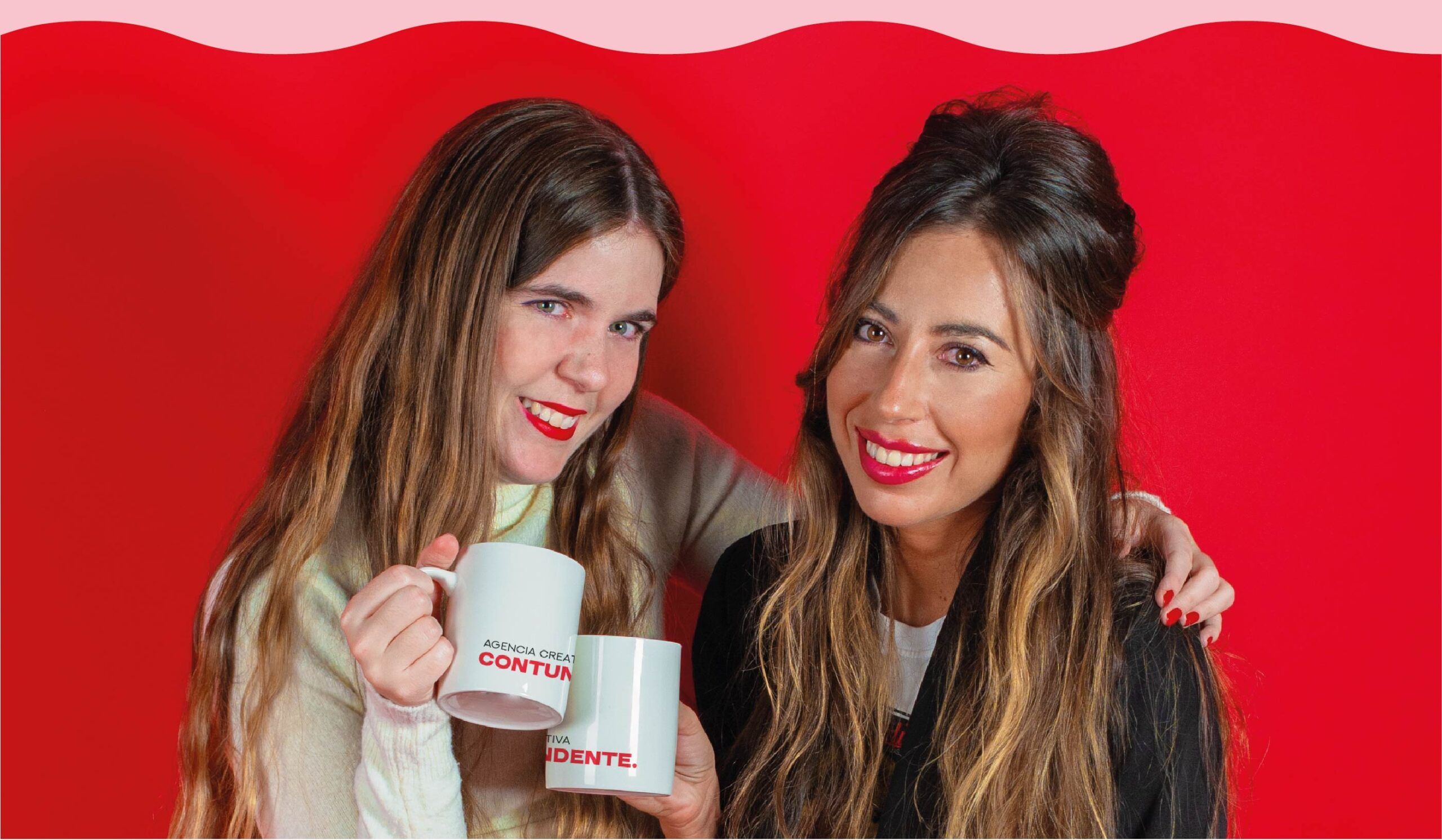 Ana y Elena tomando café en una taza de la Agencia Contundente, compartiendo momentos artísticos y muy de marketing