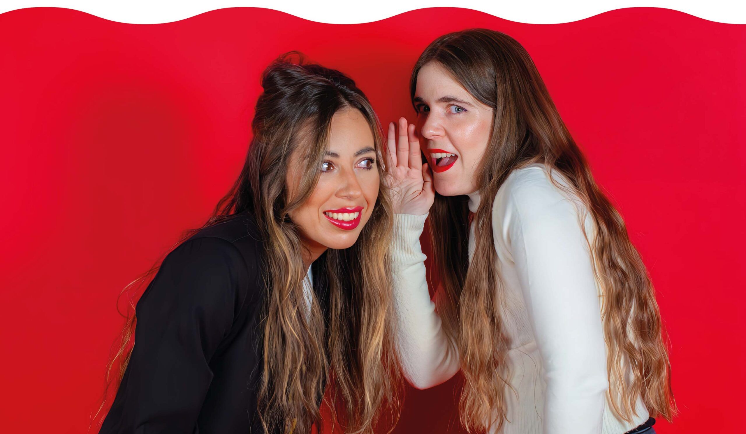 Elena y Ana preparando las próximas reuniones para la Agencia Contundente