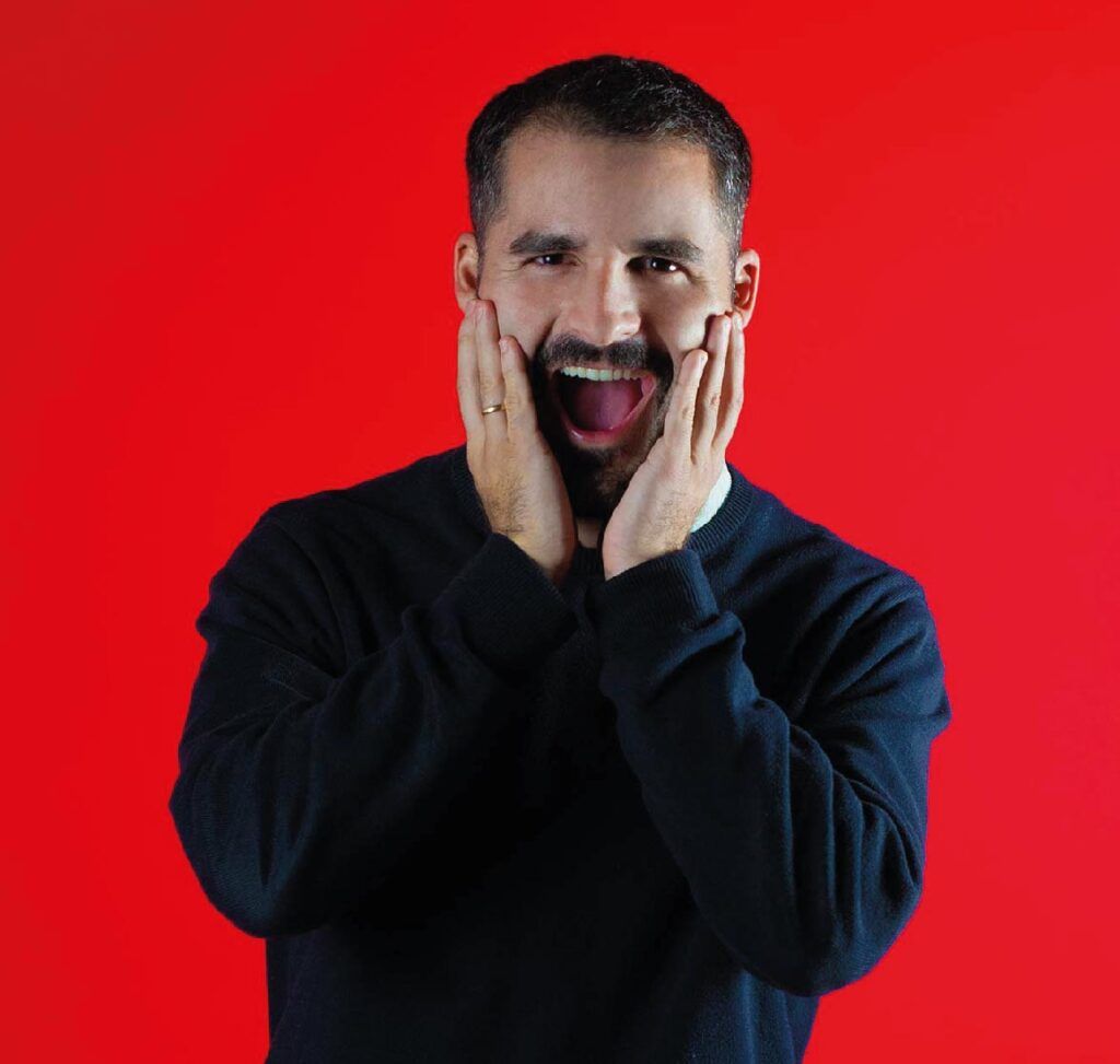 Jesús sorprendido de ver los packs de Branding tan completos de Contundente