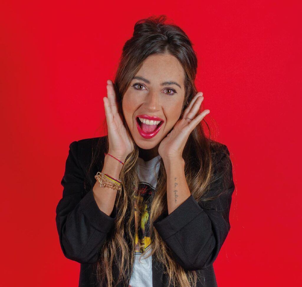 Elena sorprendida de los packs tan geniales que ofrece la Agencia Contundente