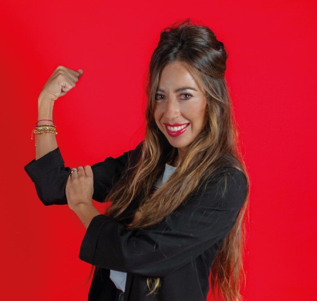 Elena observando lo poderoso que es el pack de paid media de la Agencia Contundente