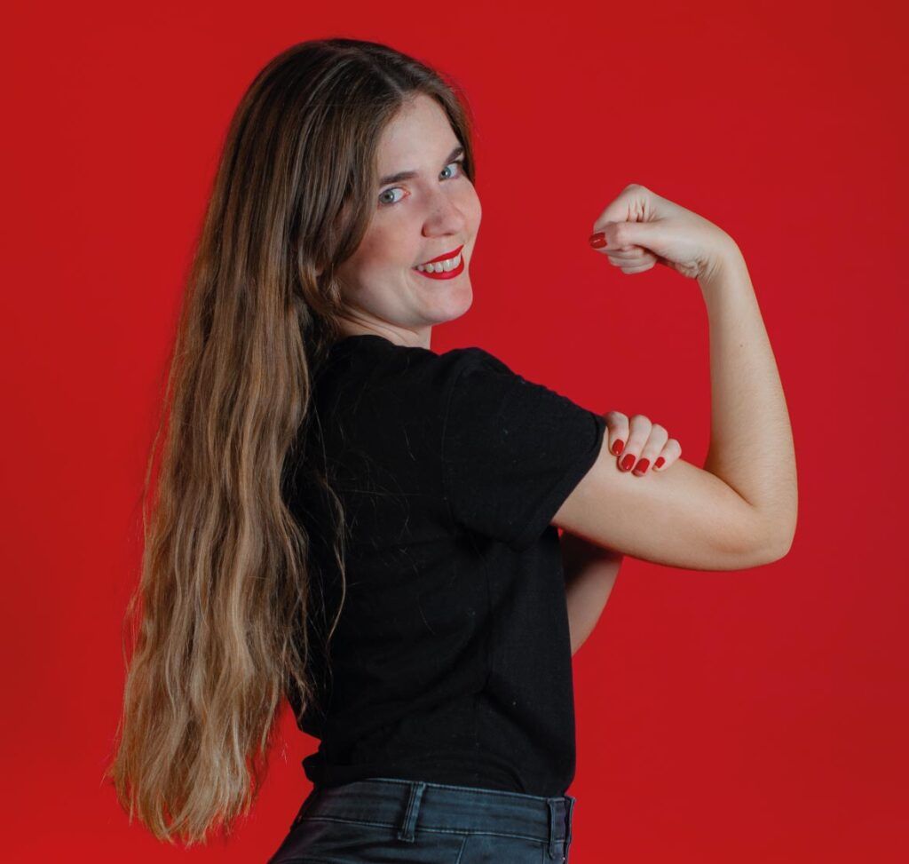 Ana Rosa demostrando el poder de los packs de Diseño Gráfico tan completos de la Agencia Contundente