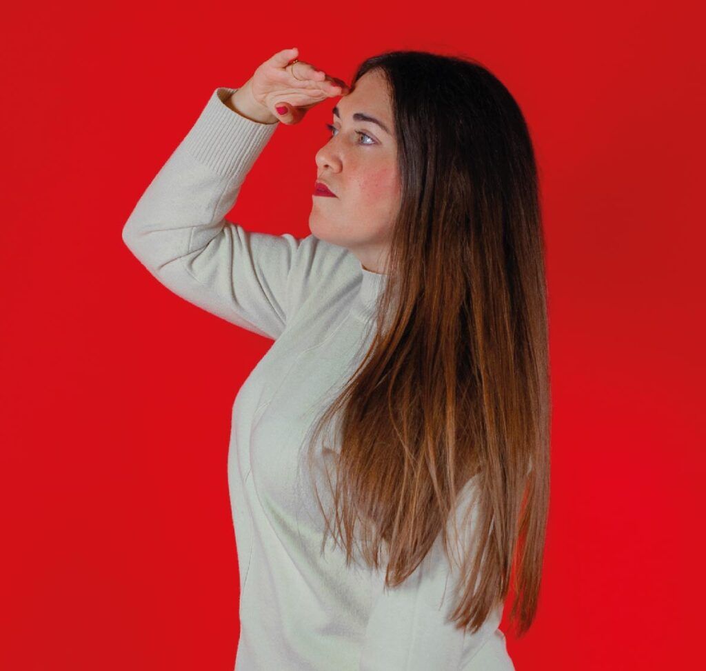 Luz Marina viendo lo buenos que son los packs de Diseño Gráfico tan completos de Contundente