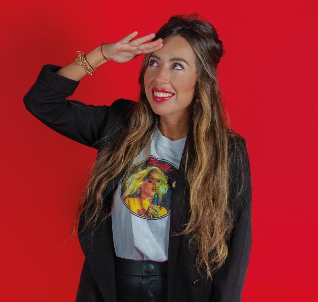Elena viendo lo supremo que es elegir los packs tan completos de Contundente