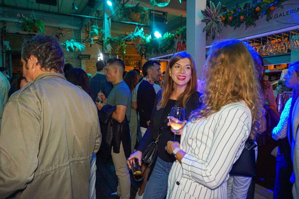 Fotografía con varias personas en evento nocturno Mazette realizada por Agencia Contundente en Madrid