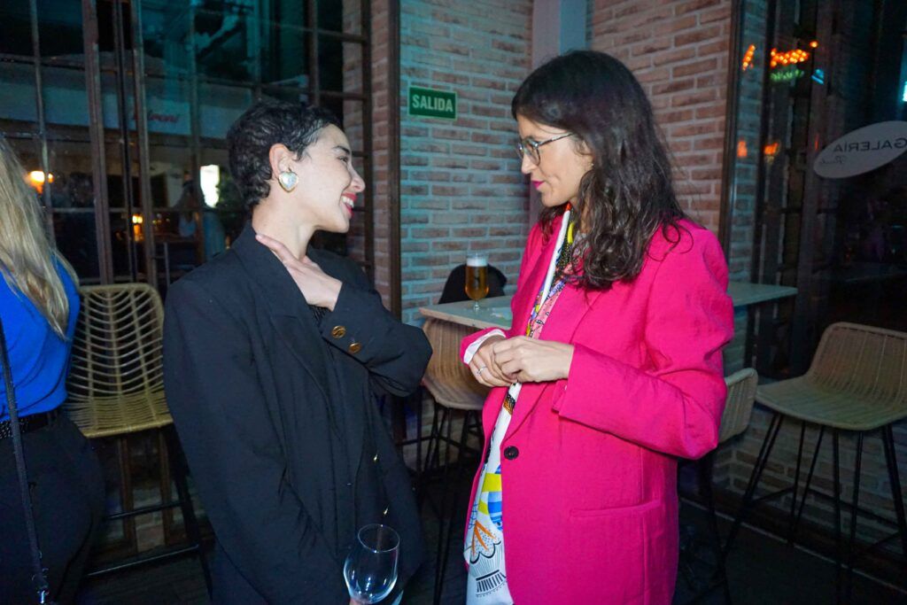 Fotografía en evento nocturno Mazette donde se ve a dos compañeras realizada por Agencia Contundente en Madrid
