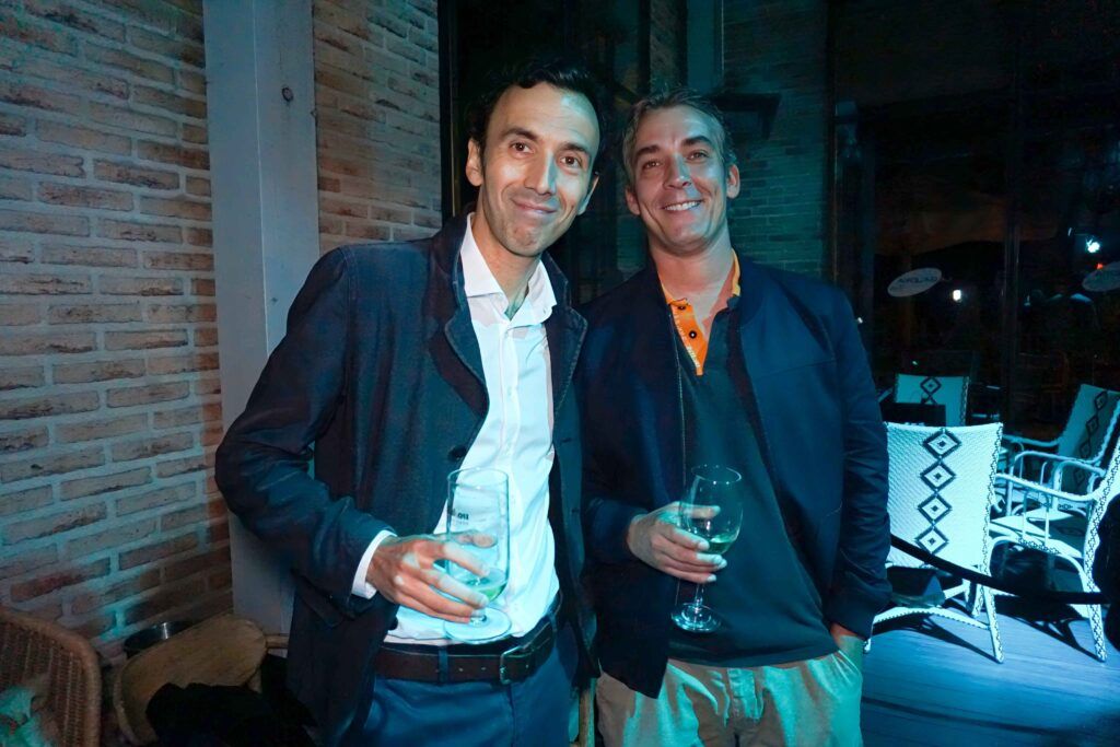 Fotografía en evento nocturno Mazette donde se ve a dos compañeros realizada por Agencia Contundente en Madrid