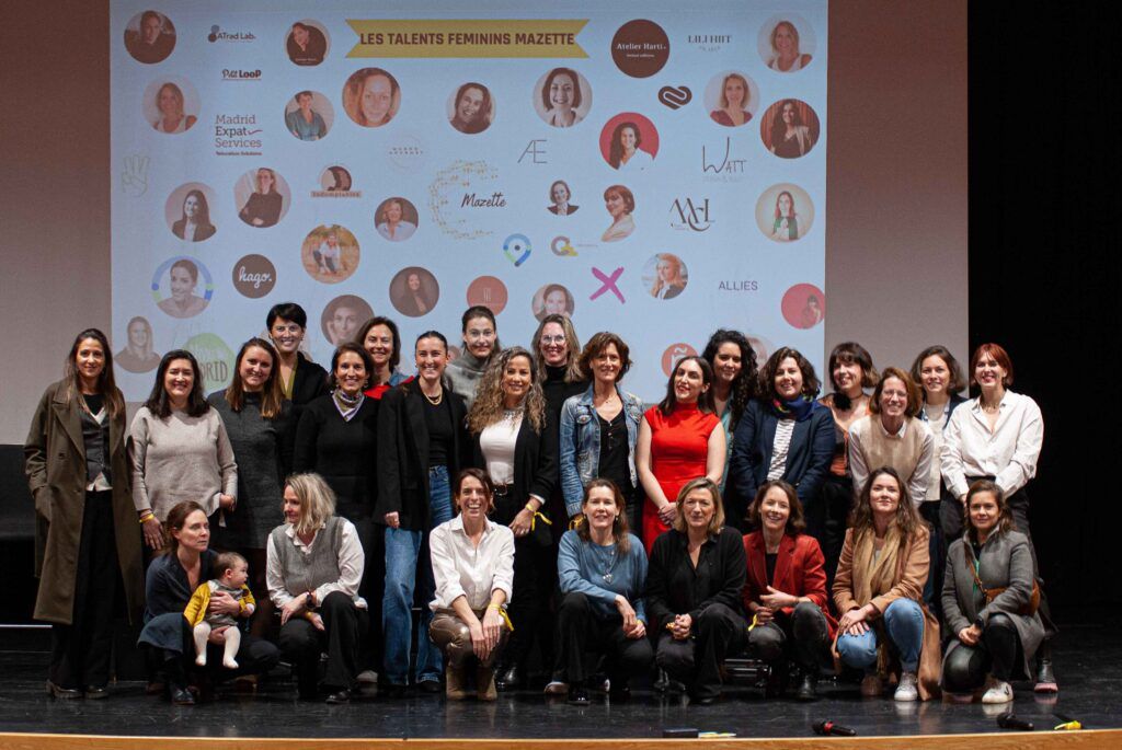 Fotografía con grupo de mujeres realizada por Agencia Contundente en evento en salón de actos Mazette en Madrid