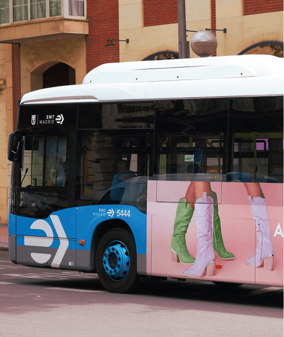 Autobus de la EMT en Madrid, diseño en vinilo realizado por Agencia Contundente