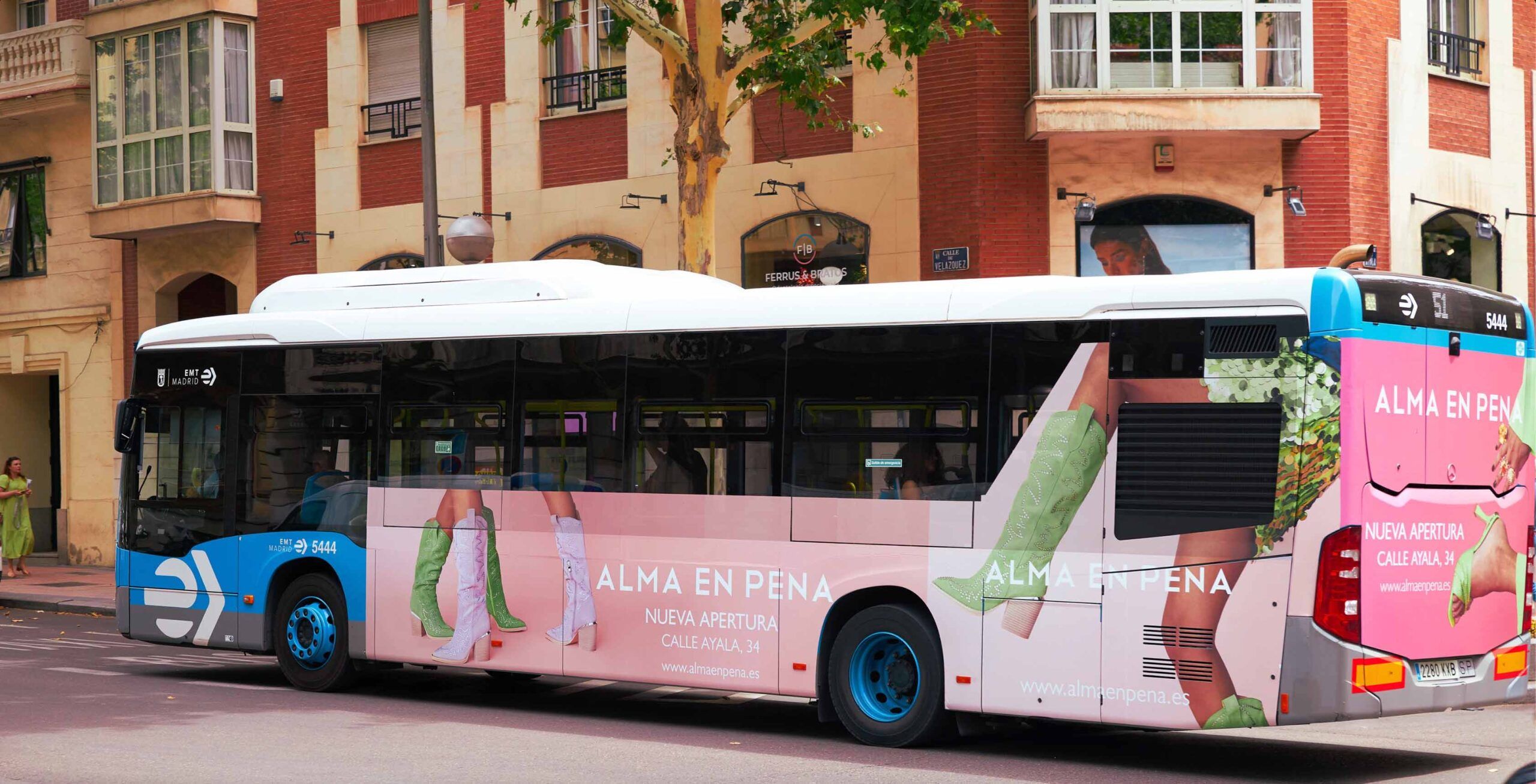 Autobus de la EMT en Madrid, diseño en vinilo realizado por Agencia Contundente