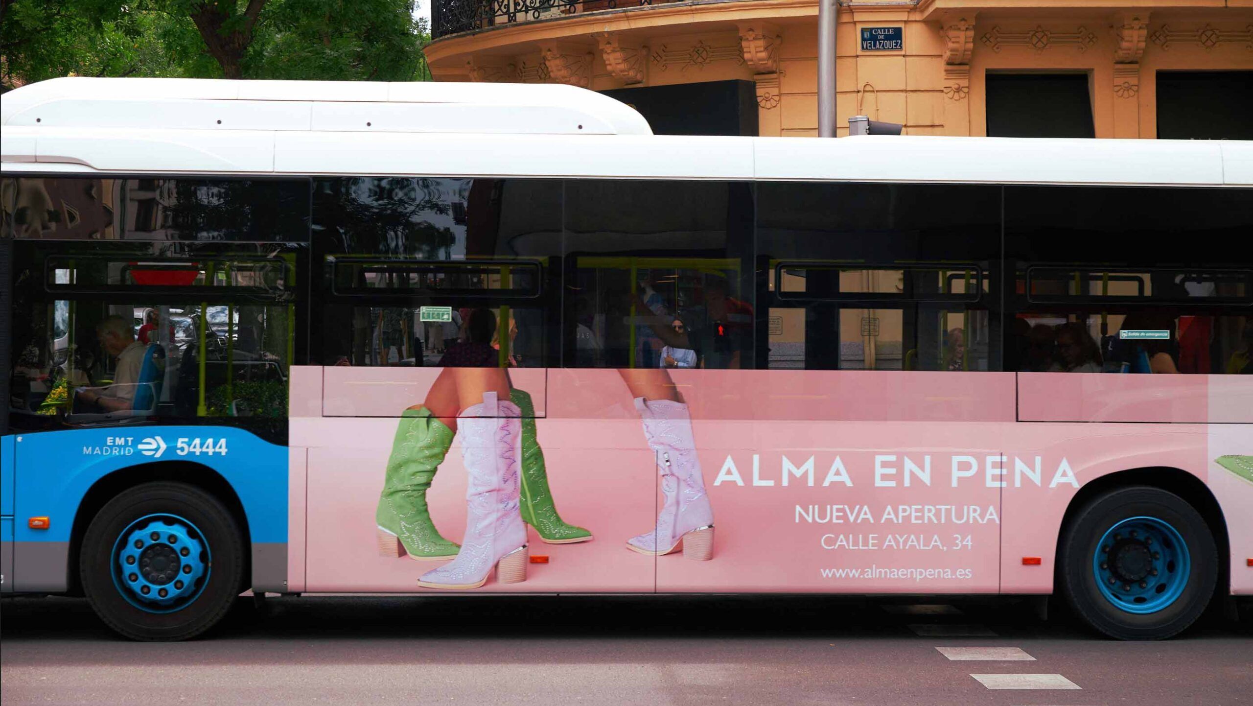 Autobus de la EMT en Madrid, diseño en vinilo realizado por Agencia Contundente