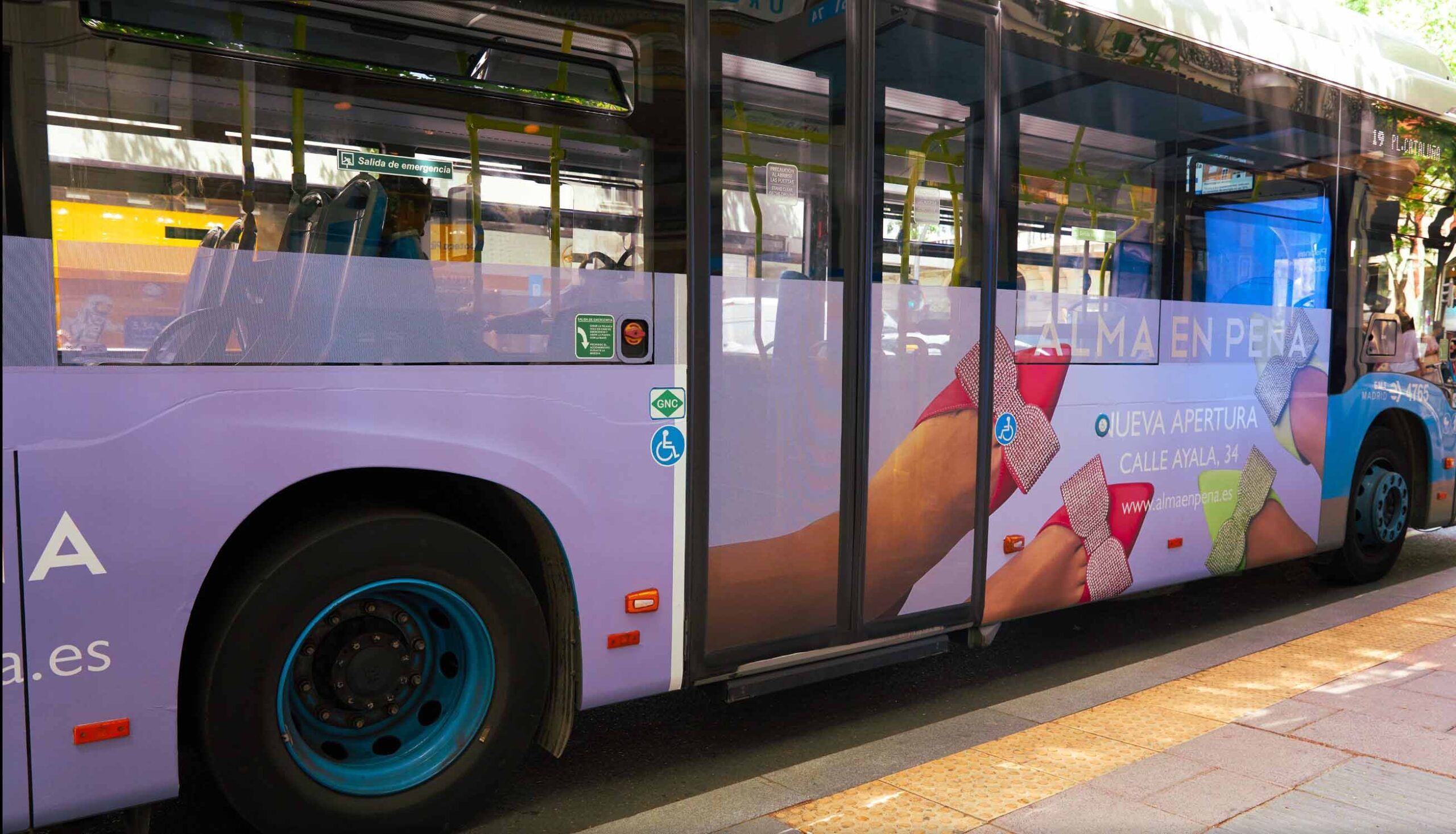 Autobus de la EMT en Madrid, diseño en vinilo realizado por Agencia Contundente