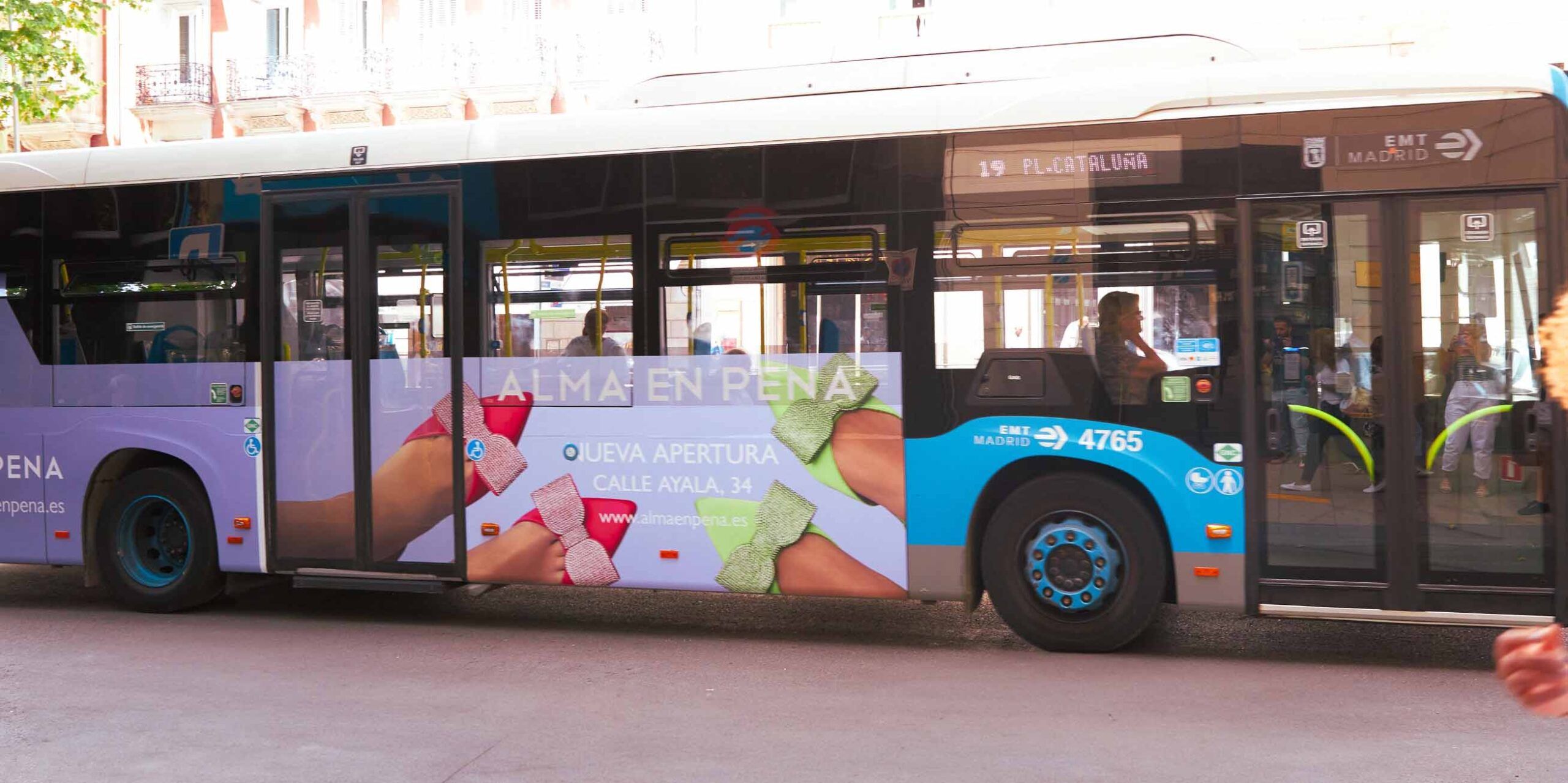 Autobus de la EMT en Madrid, diseño en vinilo realizado por Agencia Contundente