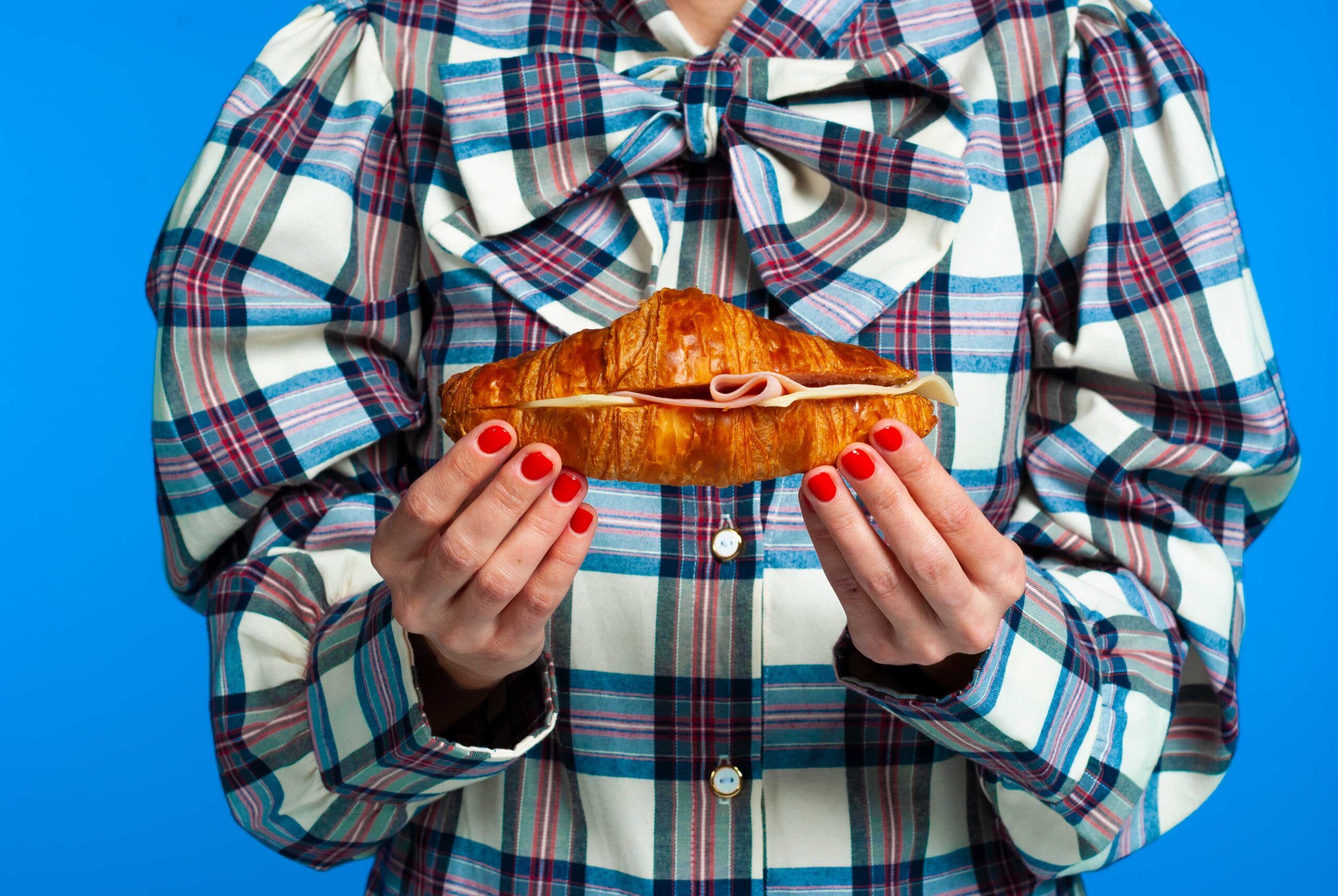 Croissant Mixto con su croissant y fondo azul