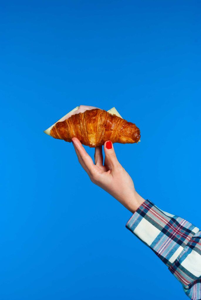 Croissant Mixto con fondo azul