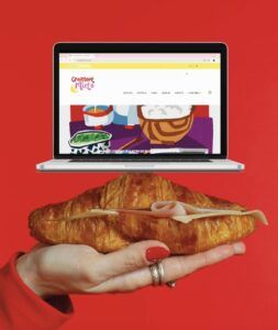 Portátil con el diseño y desarrollo web de "Croissant Mixto" hecho por Agencia Contundente