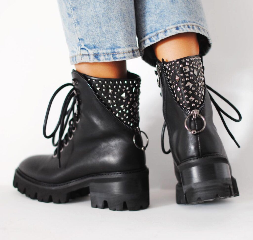 Botas negras fotografía de producto realizada por Agencia Contundente