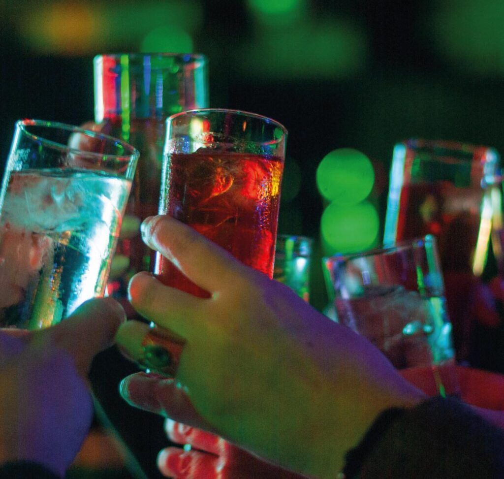Fotografía en evento, brindis de copas de varias personas fotografía realizada por la Agencia Contundente