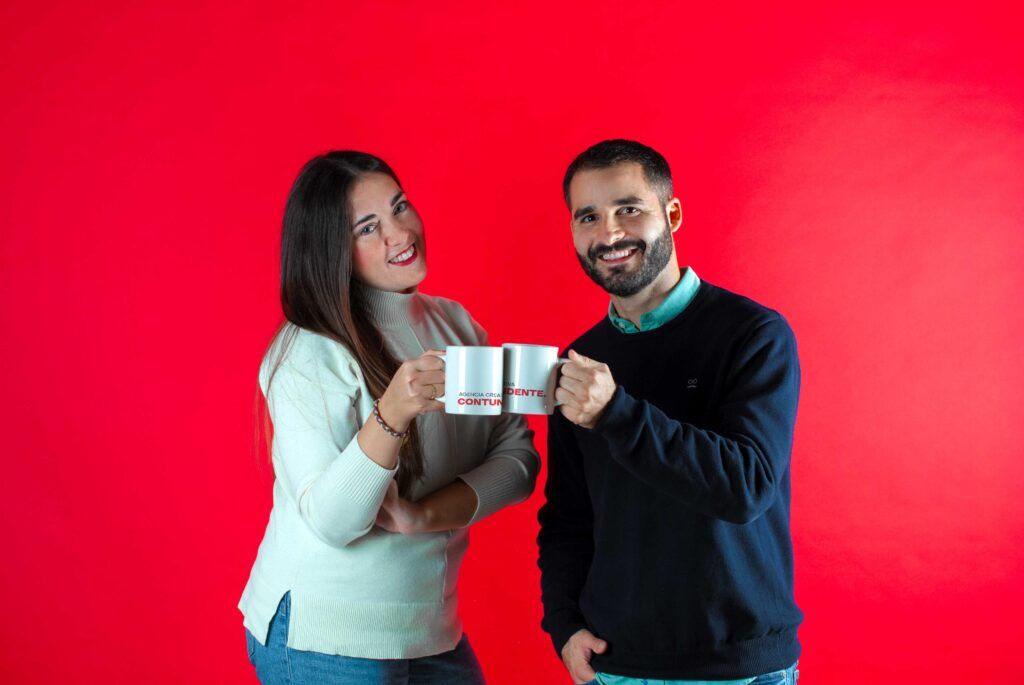 Luz y Jesus con sus tazas de Contundente preparando la próxima reunión de marketing estratégico