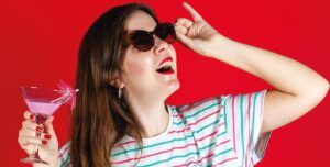 Ana Rosa con gafas de sol y estilo verano para hablar de campañas publicitariasa de verano