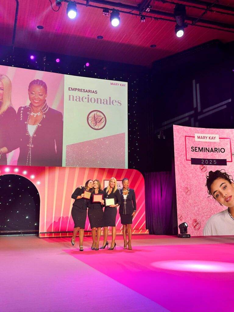 Cobertura de evento en Madrid Seminario Mary Kay 2025 por Agencia Contundente, ponentes y empresarias en el escenario