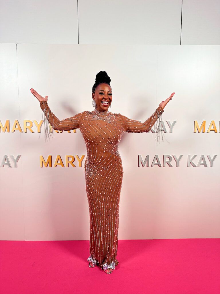 Gloria Mayfield Banks, posando en photocall en evento Seminario Mary Kay 2025 en Madrid