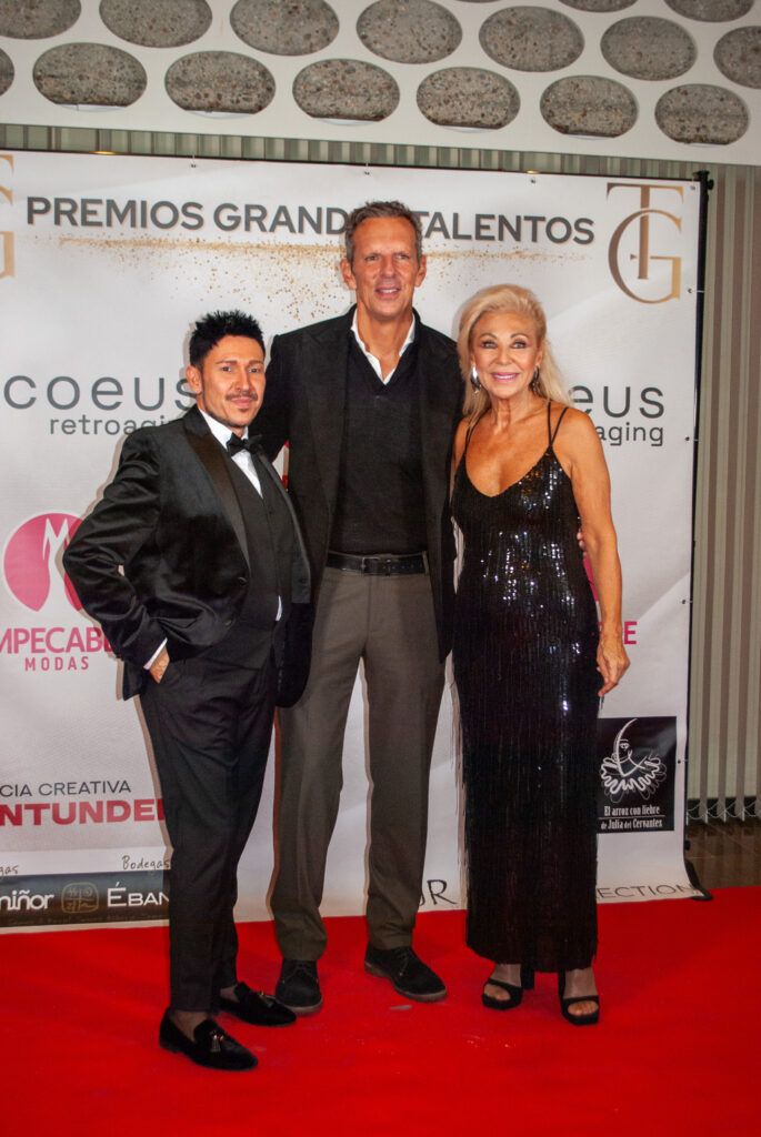 Manu Sánchez, Jenny Llada y Joaquin Prat en el evento "Grandes Talentos" Noviembre 2025 fotografiados por Agencia Contundente