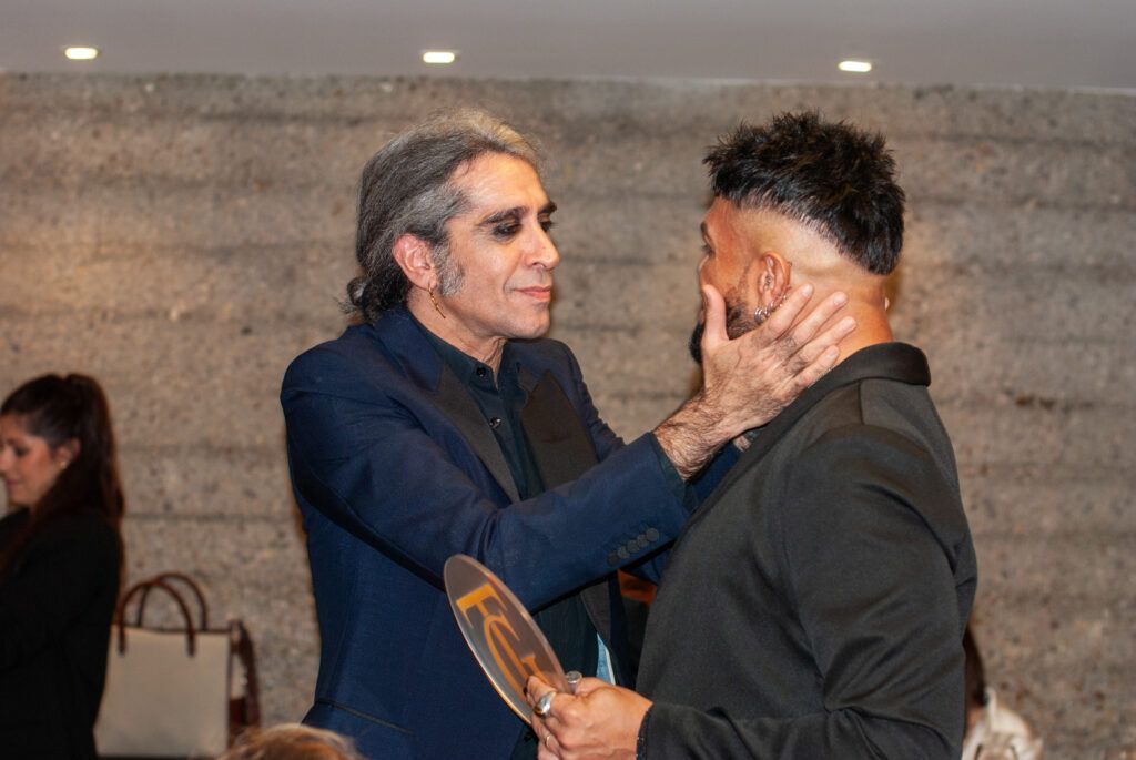 Mario Vaquerizo dando la enhorabuena ha uno de los premiados en "Grandes Talentos" Noviembre, 2025