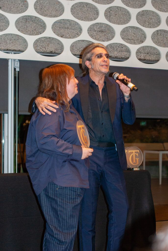 Ana DJ junto a Mario Vaquerizo recibiendo su premio.