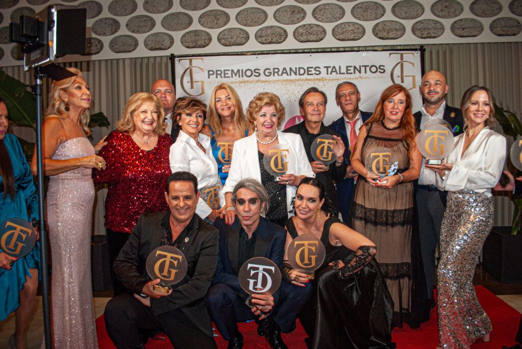 Fotografía de varios premiados "Grandes Talentos" noviembre 2025 por Agencia Contundente.