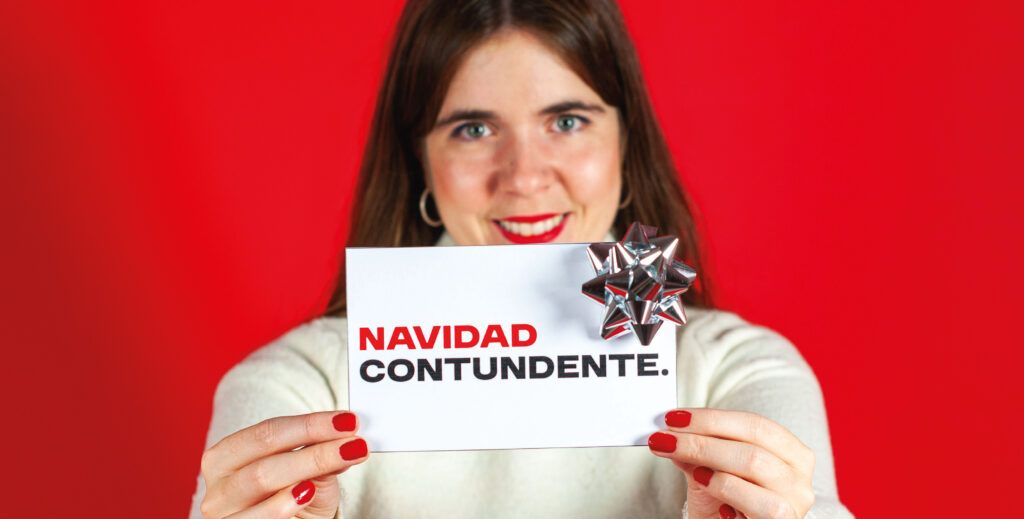 Foto de Ana con cartel de Navidad Contundente para todas las marcas y emprendedores