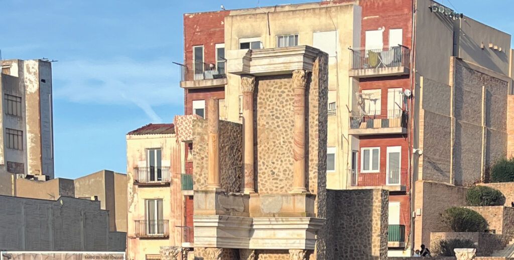 Teatro romano persona dibujando el pasado