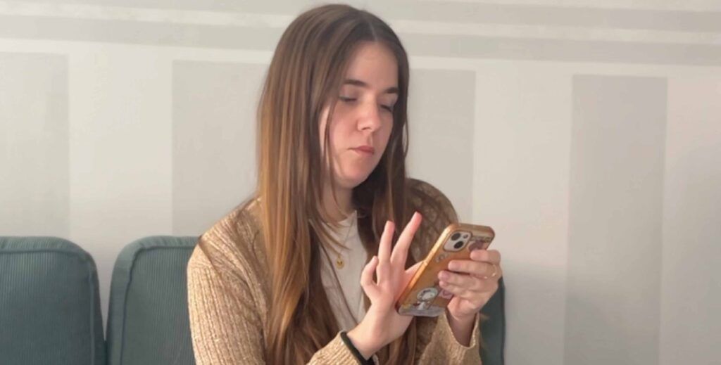 Ana Rosa subiendo contenido a redes sociales