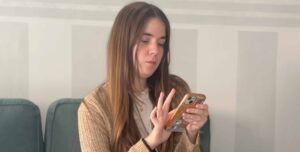 Ana Rosa subiendo contenido a redes sociales
