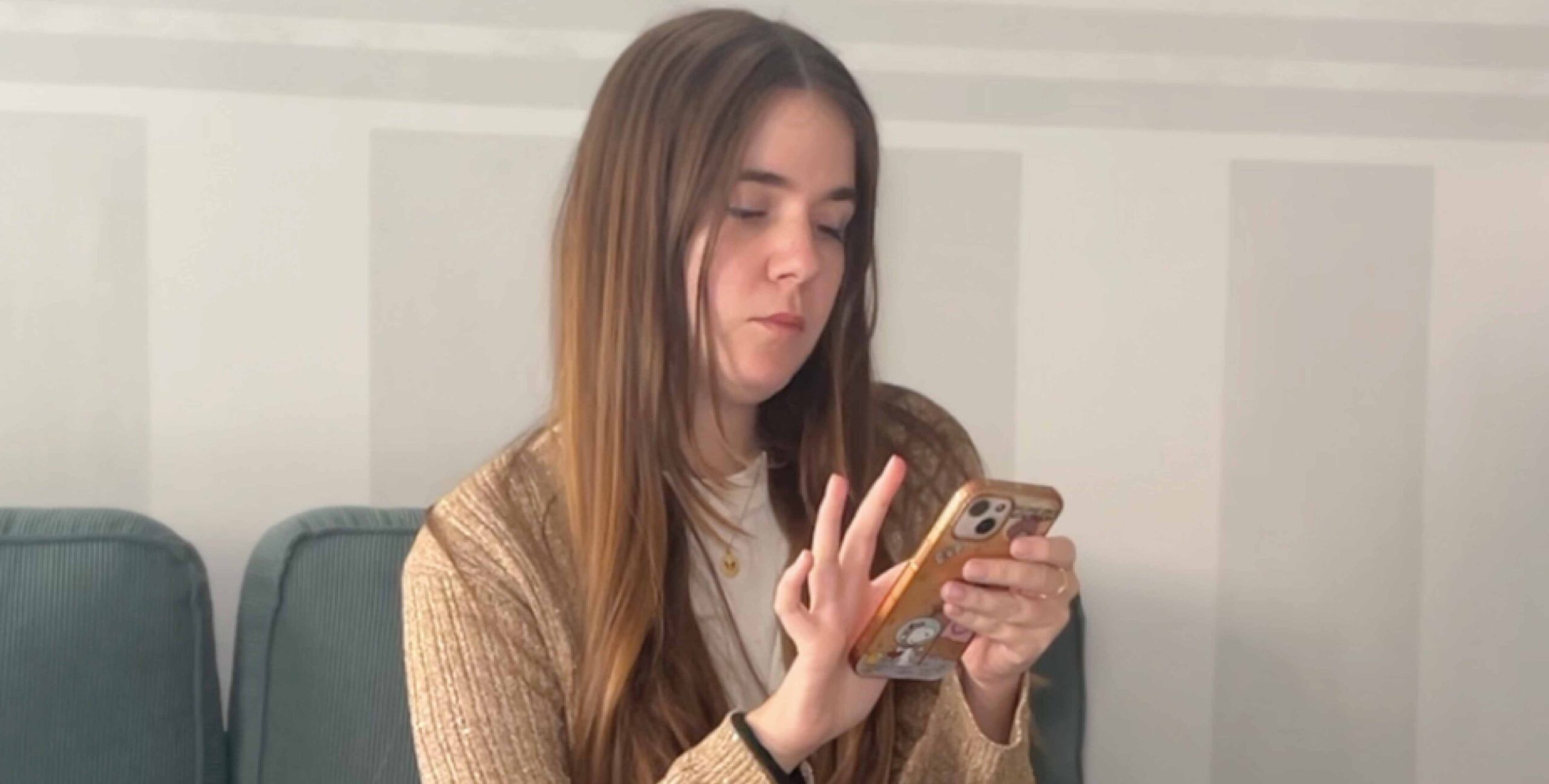 Ana Rosa subiendo contenido a redes sociales